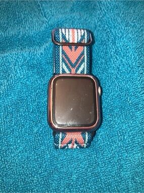 Apple Watch SE 40mm Gold Alu Starlight Sport Band Cel - MKQN3LL/A  Adult Used